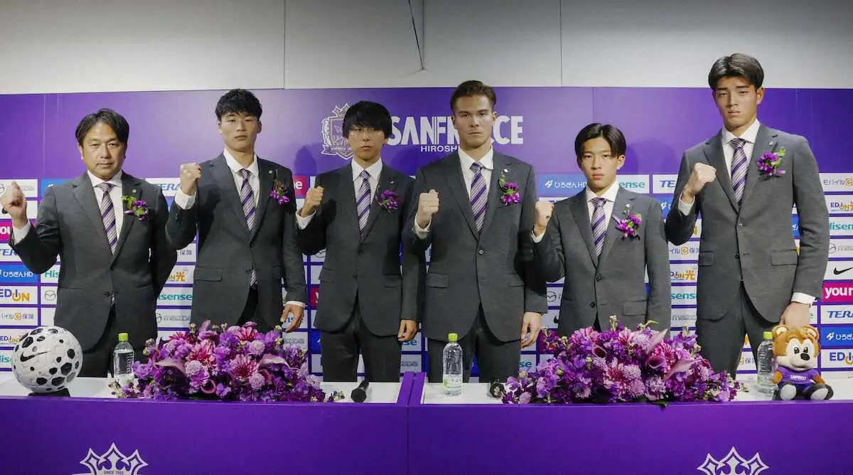 【画像・写真】広島　湘南から移籍したFW鈴木章斗「シュートの精度を見てほしい」新加入選手会見