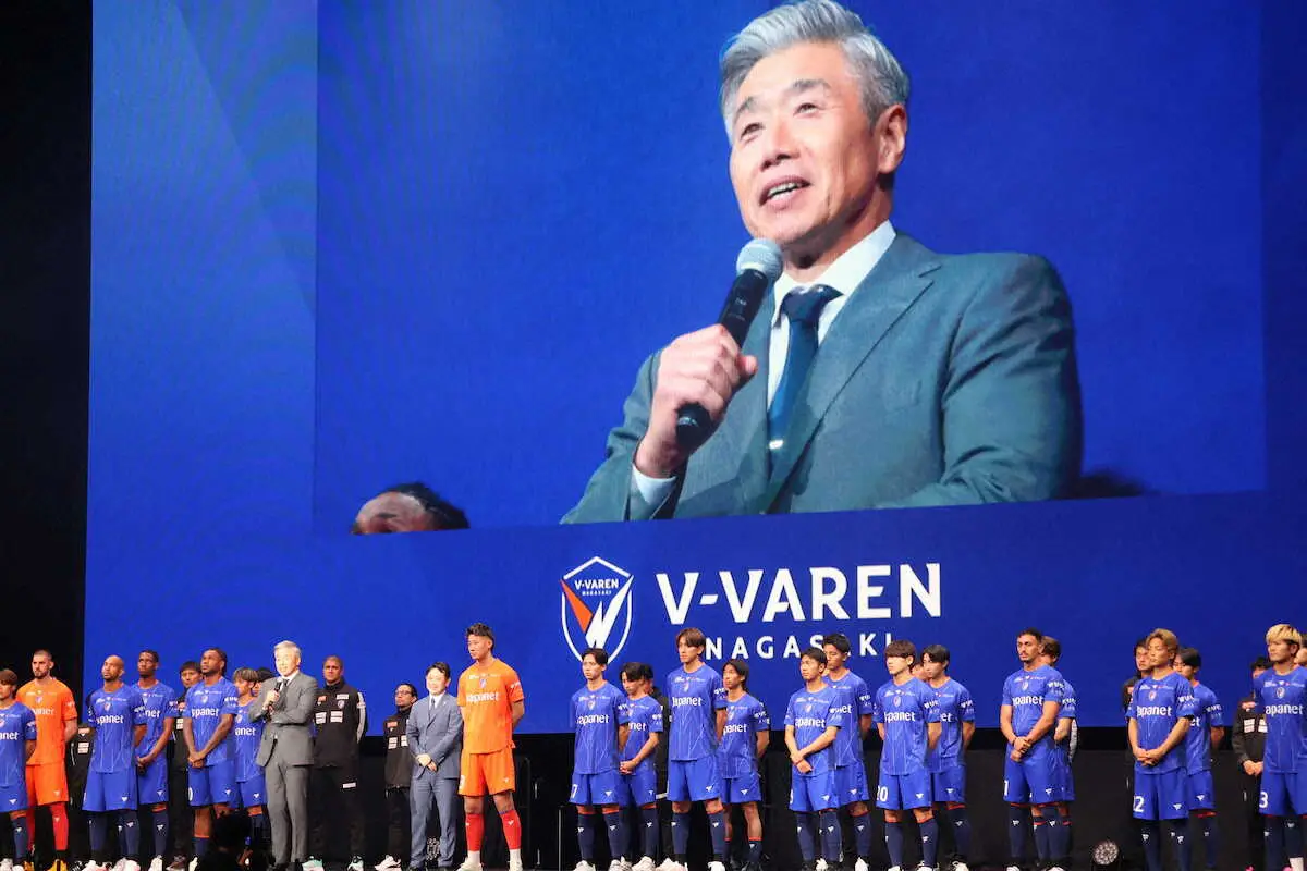 【画像・写真】8年ぶりJ1の長崎の新体制発表が大盛況4000人　新スローガンも発表　主将・山口蛍が書いた目標は…