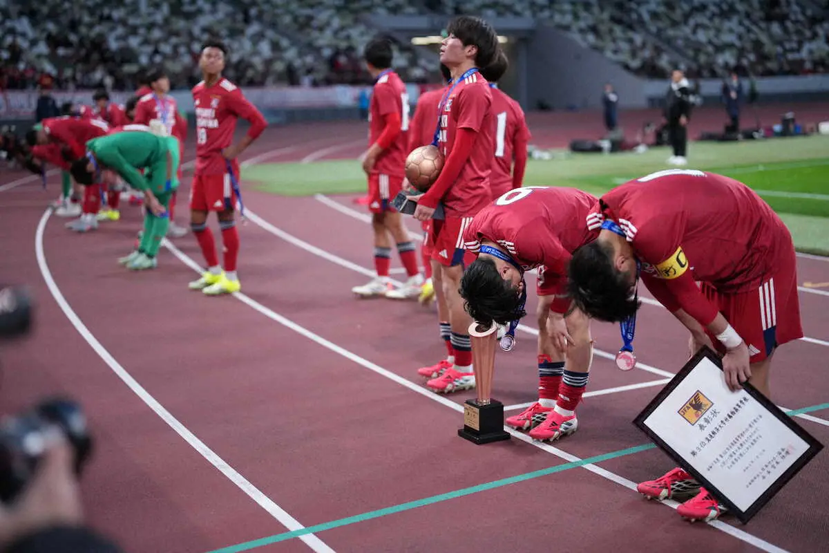 【画像・写真】＜鹿島学園・流通経大柏＞うなだれる流通経大柏イレブン（撮影・小海途　良幹）