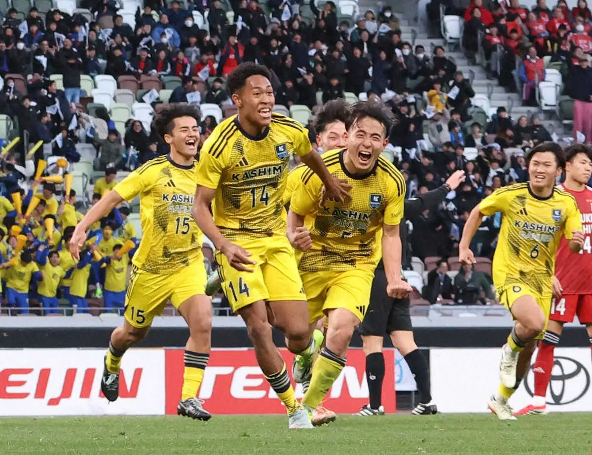 【画像・写真】＜高校サッカー　鹿島学園・流通経大柏＞後半、ゴールを決め喜ぶ鹿島学園・ワーズィージェイヴェン勝（左から2人目）（撮影・西海健太郎）