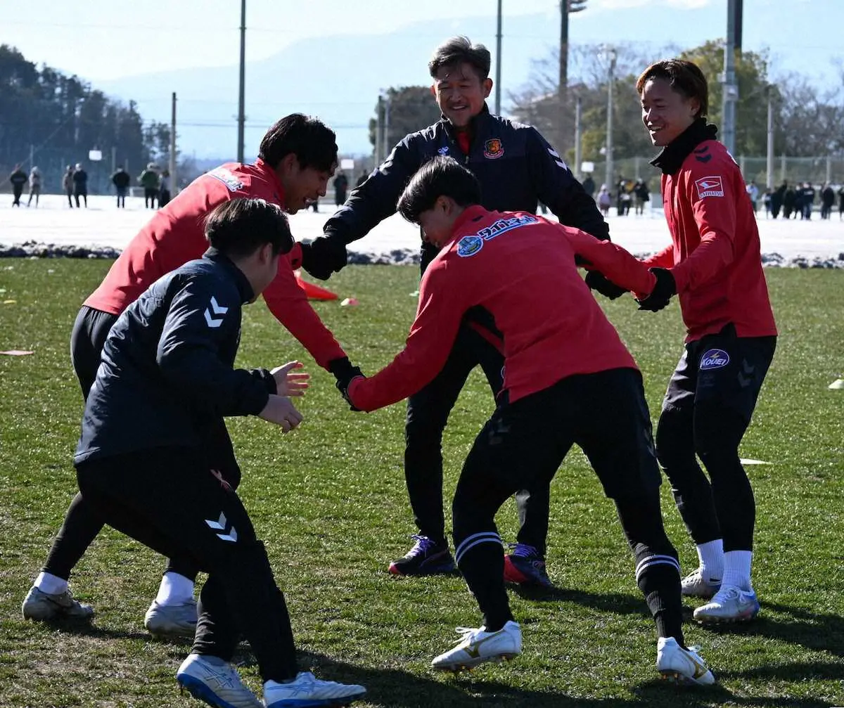 【画像・写真】若い選手とともに福島初の練習に励むカズ（中央奥）（撮影・高橋佳寿）