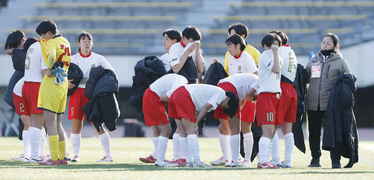【画像・写真】柳ケ浦に敗れ、肩を落とす神村学園イレブン