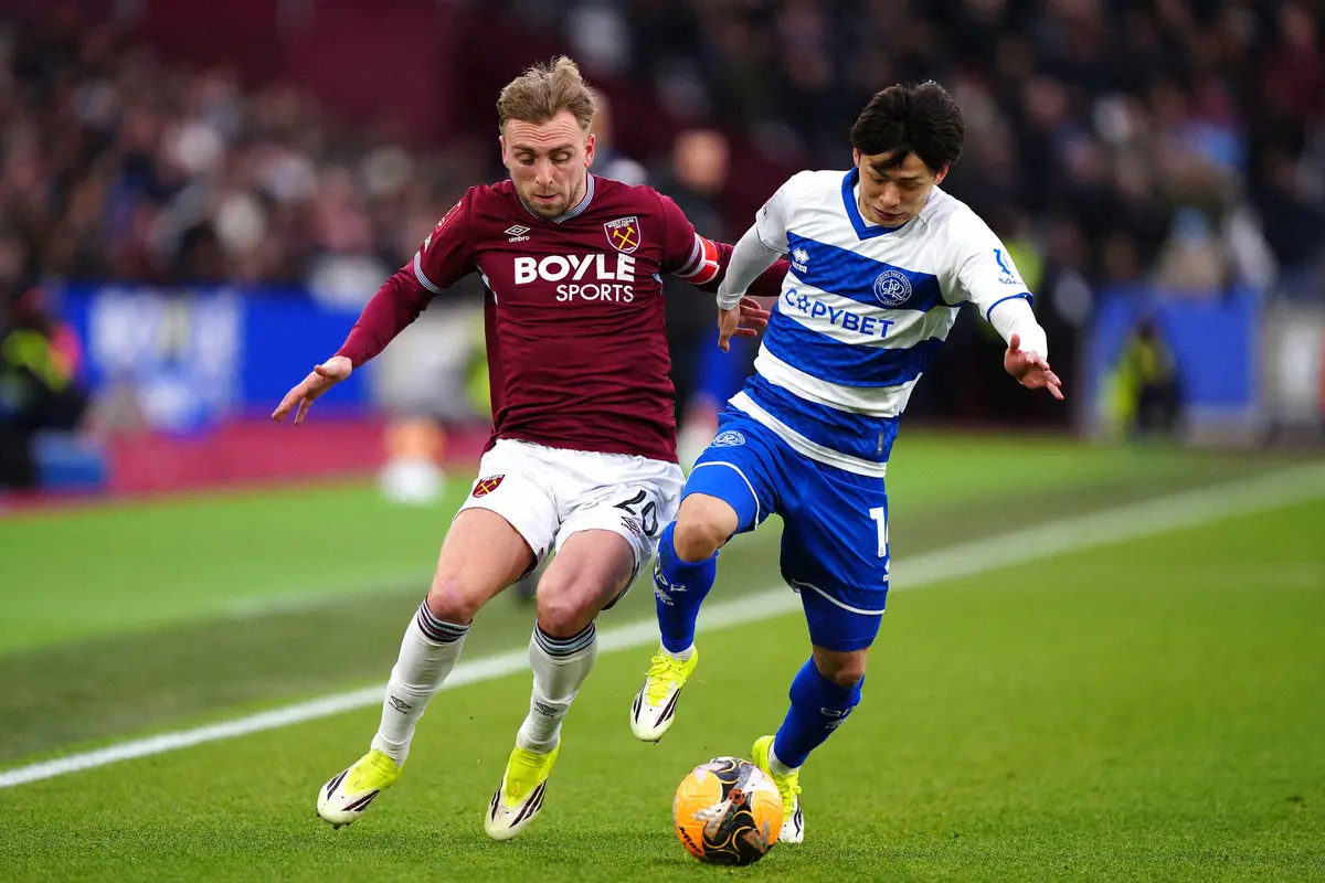 【画像・写真】＜FA杯3回戦＞ウェストハム戦の前半、競り合うQPRの斉藤（右）（AP）