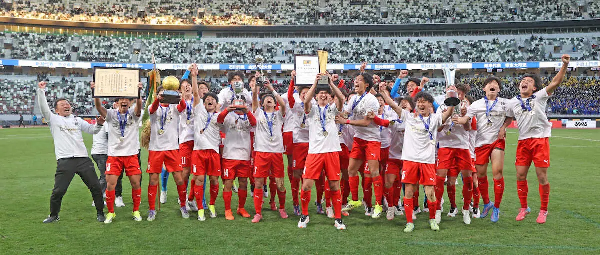 【画像・写真】【高校サッカー】「松沢先生来てるかな」国立の空を見上げた神村学園・有村監督　選手＆指揮官で選手権V
