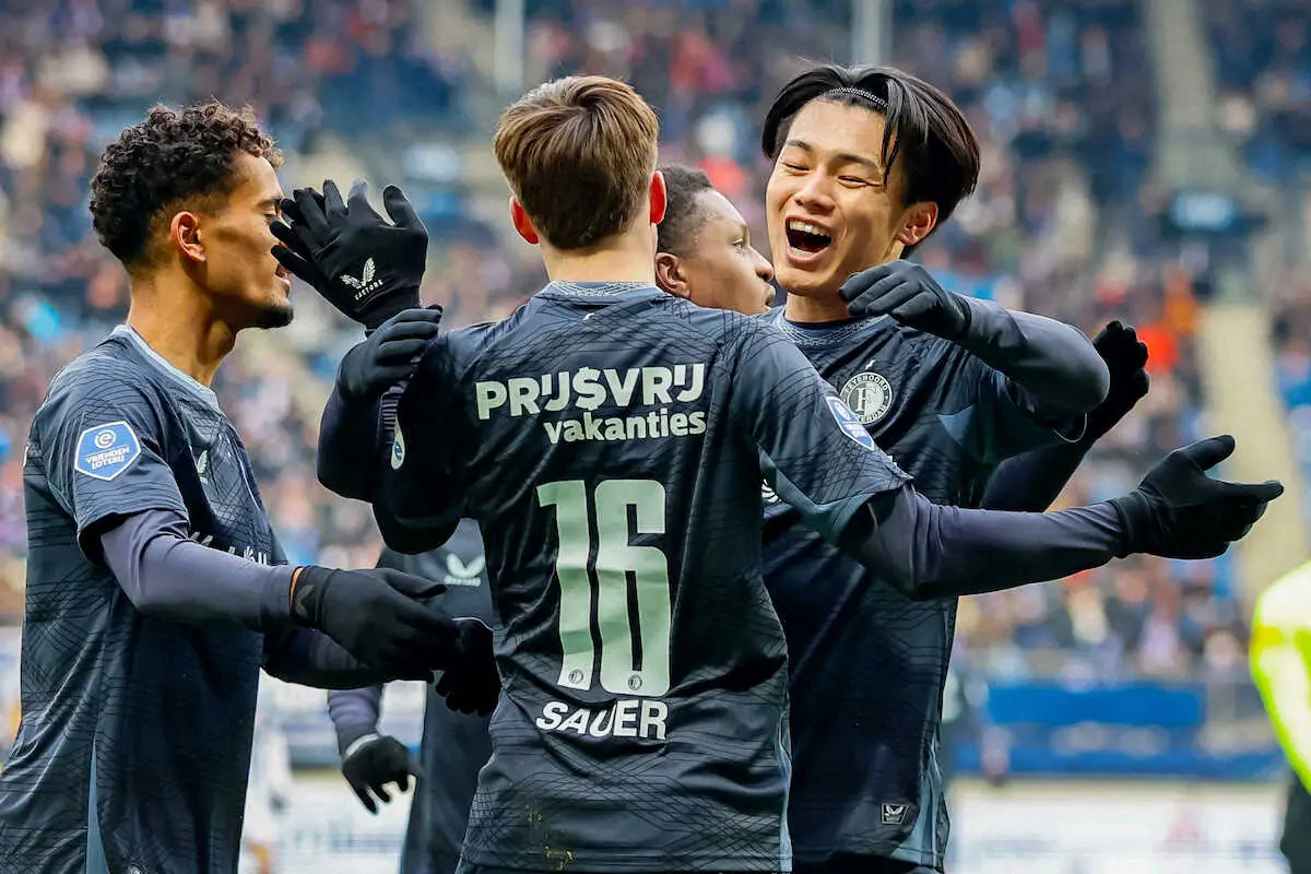 【画像・写真】ヘーレンフェイン戦の前半、先制ゴールをアシストし喜ぶフェイエノールトの上田（右）