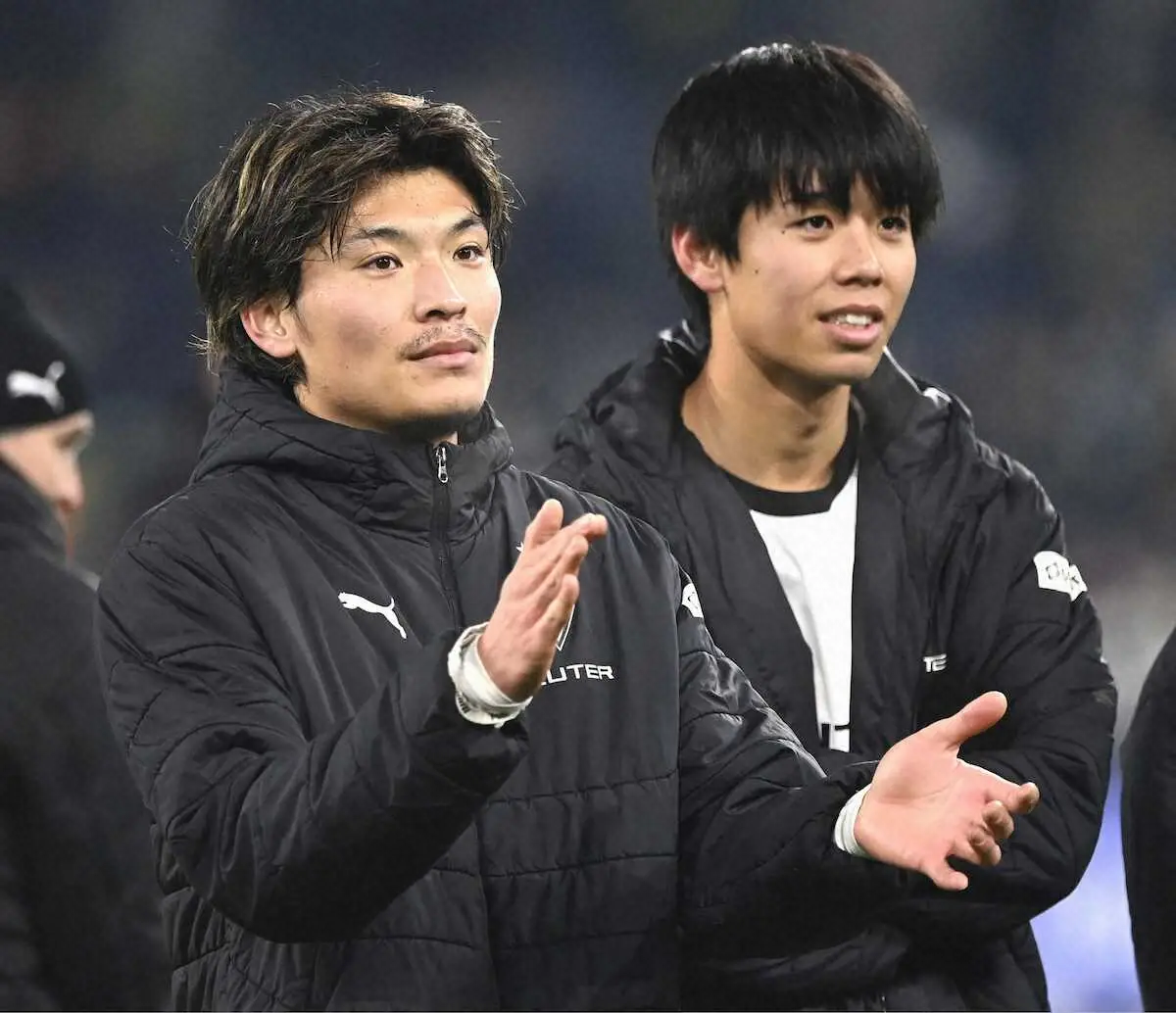 【画像・写真】アウクスブルクに勝利し喜ぶボルシアMGの町野（左）と高井