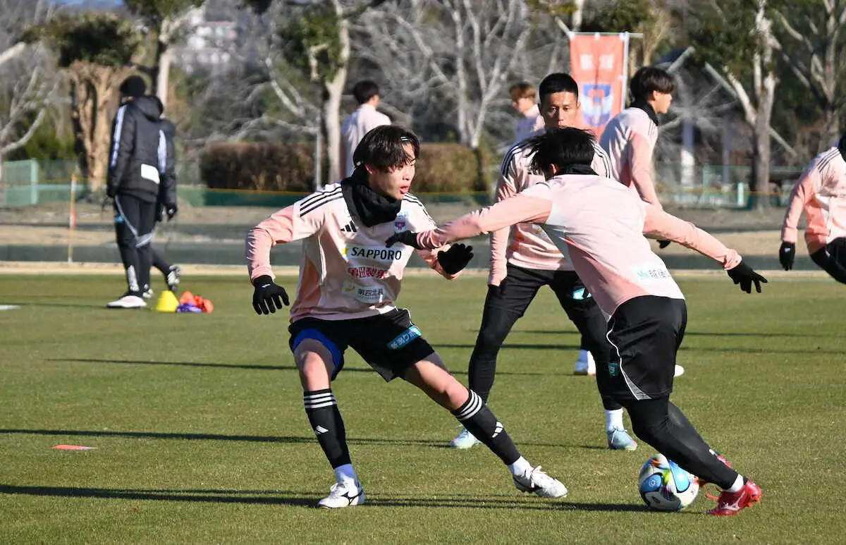 【画像・写真】宮崎キャンプ中のJ2新潟　プロ2年目の笠井はボランチの定位置奪取へ「うまくなりたい」