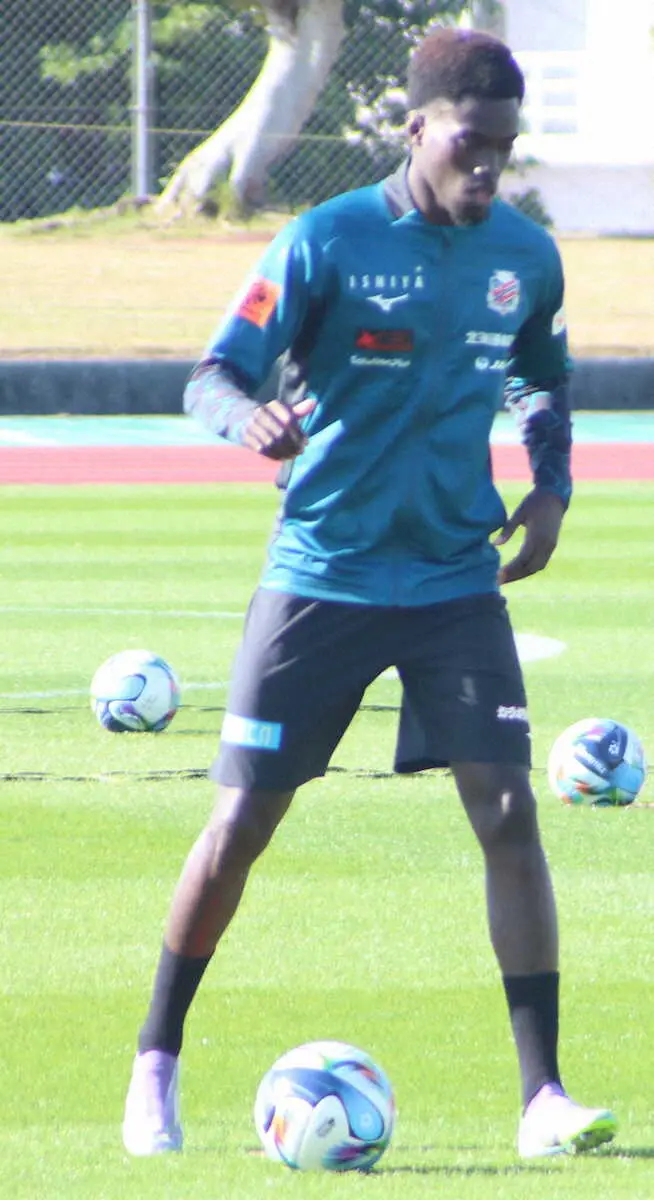 【画像・写真】J2札幌の「ゴメス問題」が深刻化！？沖縄キャンプにポルトガル人DFゴメスが登場