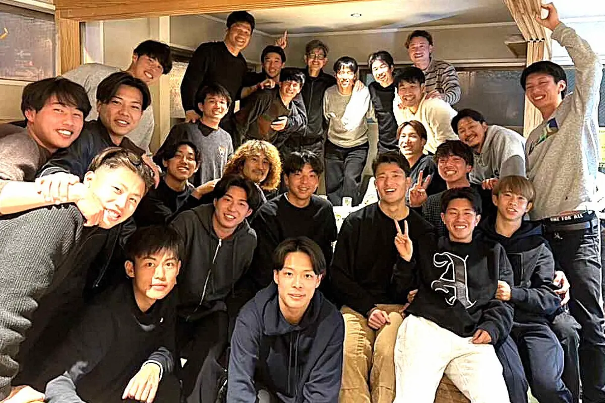 【画像・写真】鄭成龍がSNSで公開した写真。中央最後方、で右手を挙げているのが三浦（本人のSNSから）