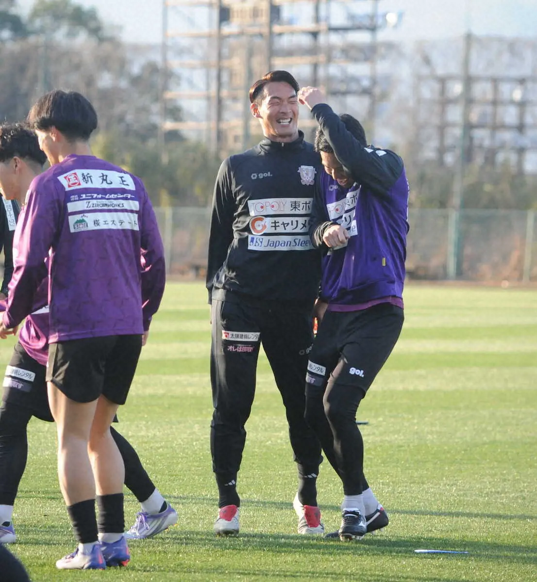 【画像・写真】鹿児島で春季キャンプをスタートした藤枝・槙野新監督(中央)