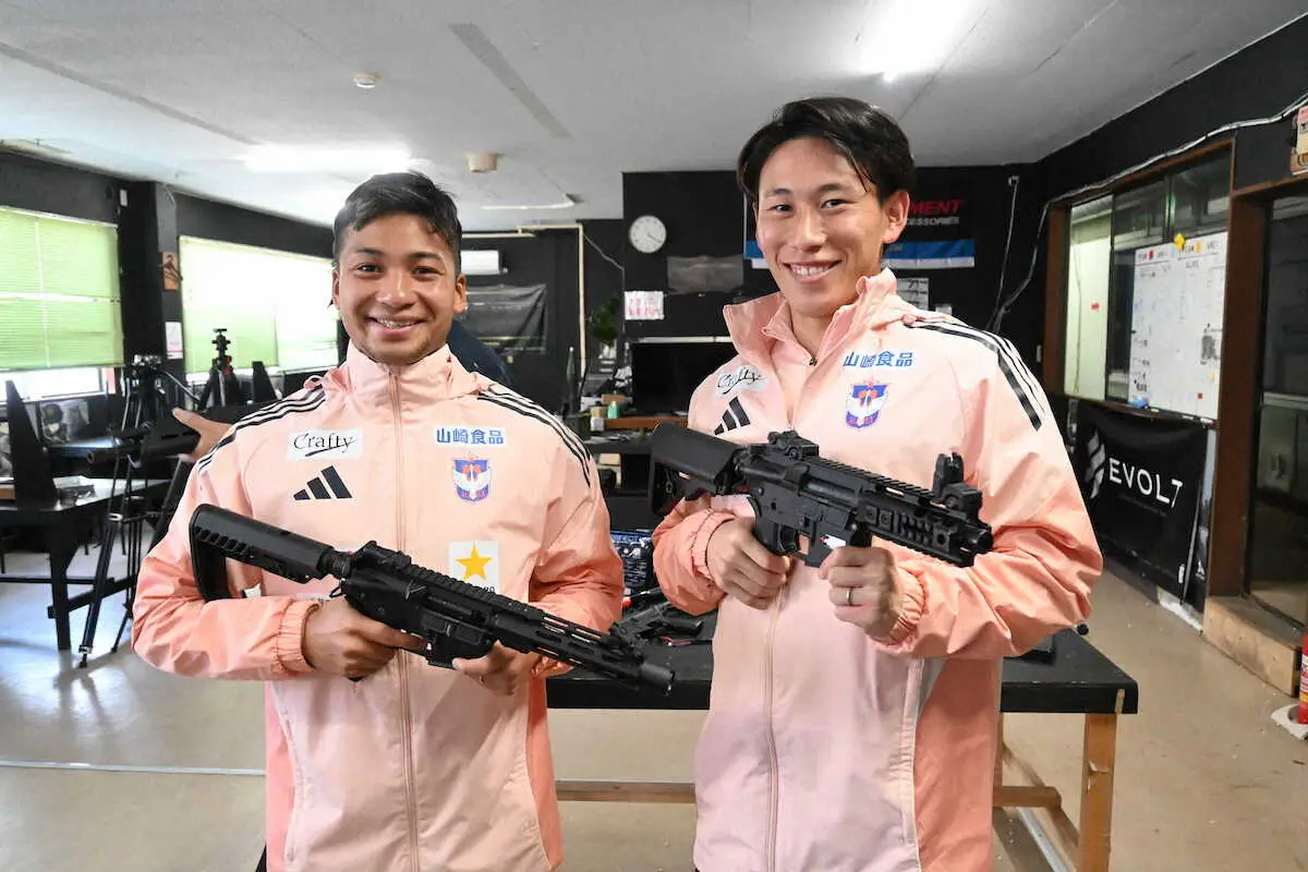 【画像・写真】サバイバルゲームを通じてコミュニケーションを図った新井（右）とシマブク