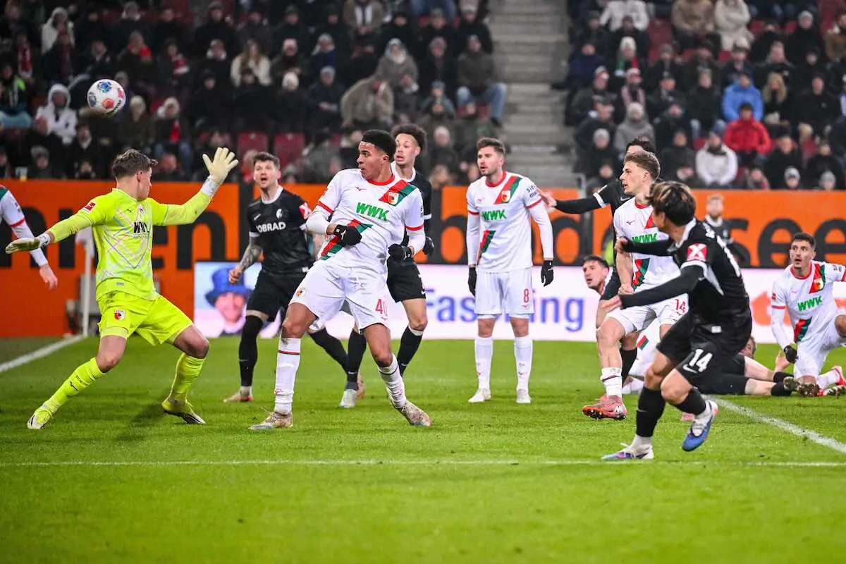 【画像・写真】アウクスブルク戦の後半、ゴールを決めたフライブルクの鈴木（右手前）（AP）