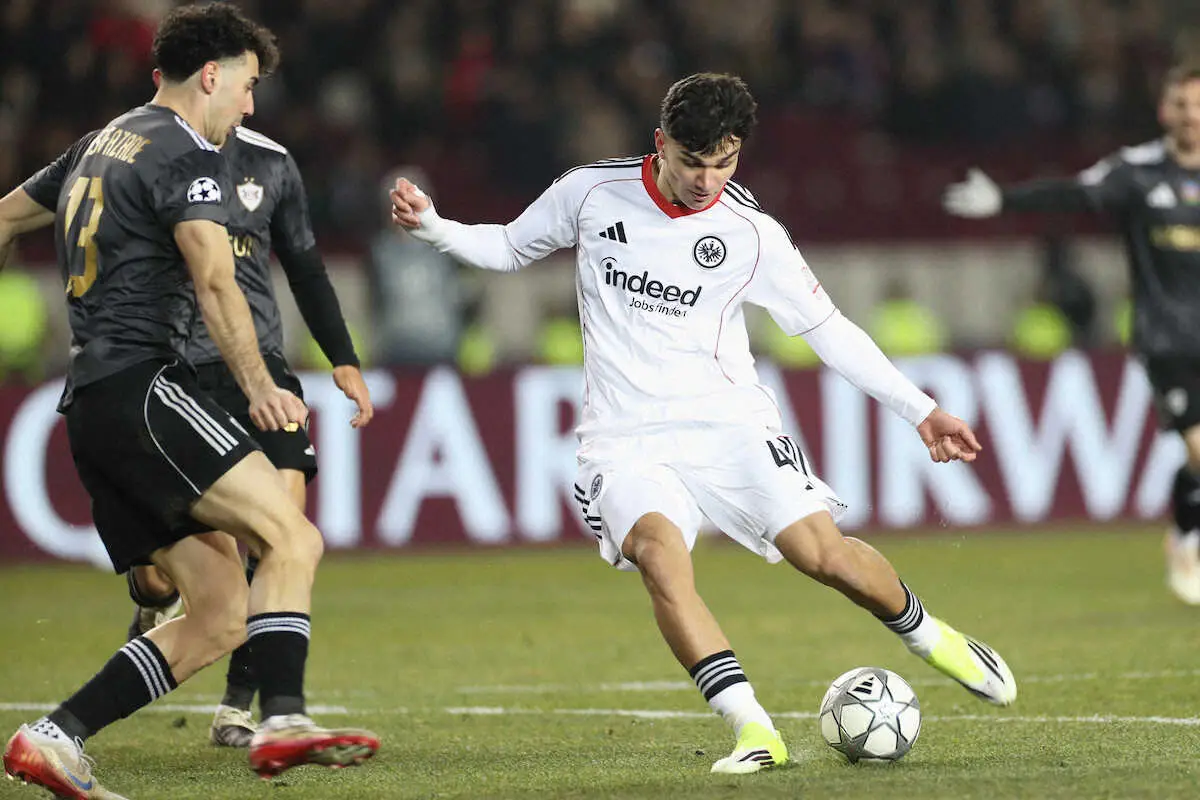 【画像・写真】カラバフ戦の前半、同点ゴールを決めるEフランクフルトのMFウズン（右）（AP）