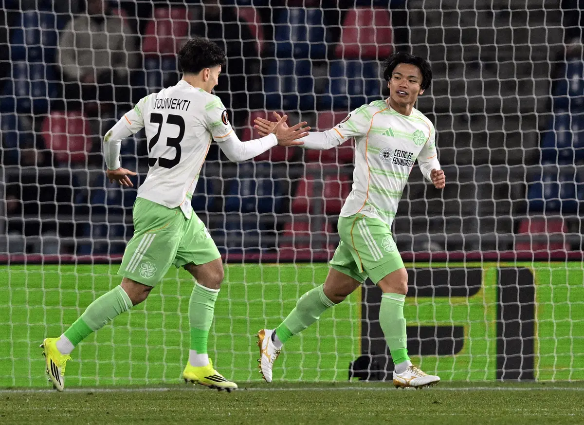 【画像・写真】ボローニャ戦の前半、先制ゴールを決め喜ぶセルティックMF旗手（右）（ロイター）