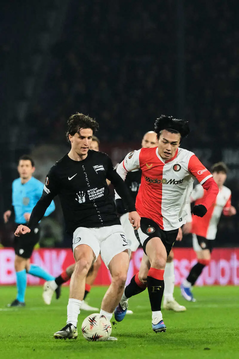 【画像・写真】シュトルム・グラーツ戦の前半、競り合うフェイエノールトのFW上田（右）（AP）