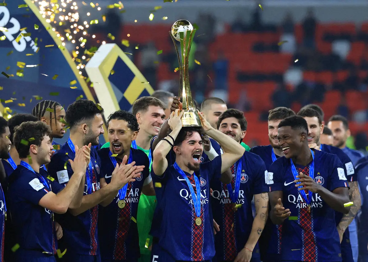【画像・写真】昨年12月、FIFAインターコンチネンタル杯を制しトロフィーを掲げ喜ぶビティーニャ（手前中央）らパリSGイレブン（ロイター）