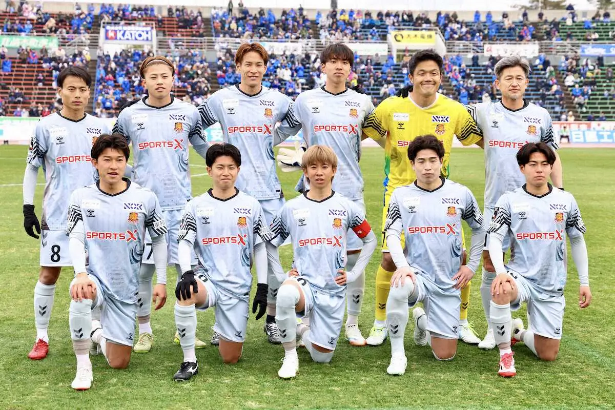 【画像・写真】＜甲府・福島＞試合に臨む福島の（前列左から）芦部晃生、狩野海晟、針谷岳晃、安在達弥、中村翼（後列同）岡田優希、千葉虎士、藤谷匠、當麻颯、鄭成龍、三浦知良（撮影・松永　柊斗）