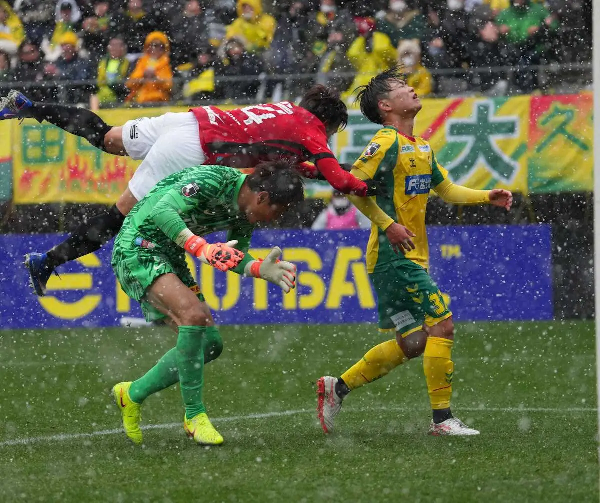 【画像・写真】＜Jリーグ　千葉・浦和＞前半、シュートを放つ千葉・姫野（右）だが決められず天を仰ぐ（撮影・沢田　明徳）