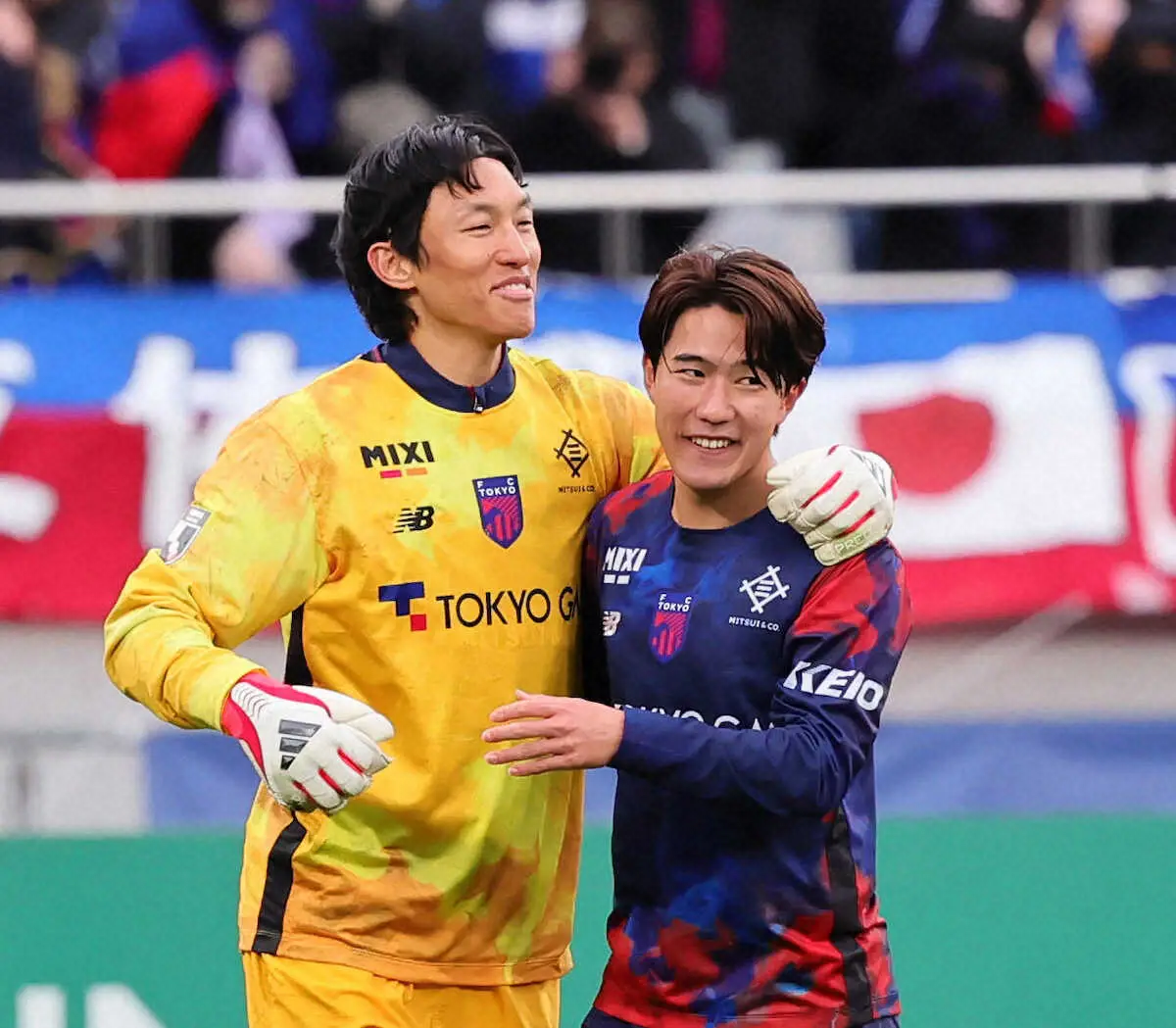 【画像・写真】＜FC東京・鹿島＞勝利を喜び合うFC東京・佐藤龍（右）（撮影・尾崎　有希）