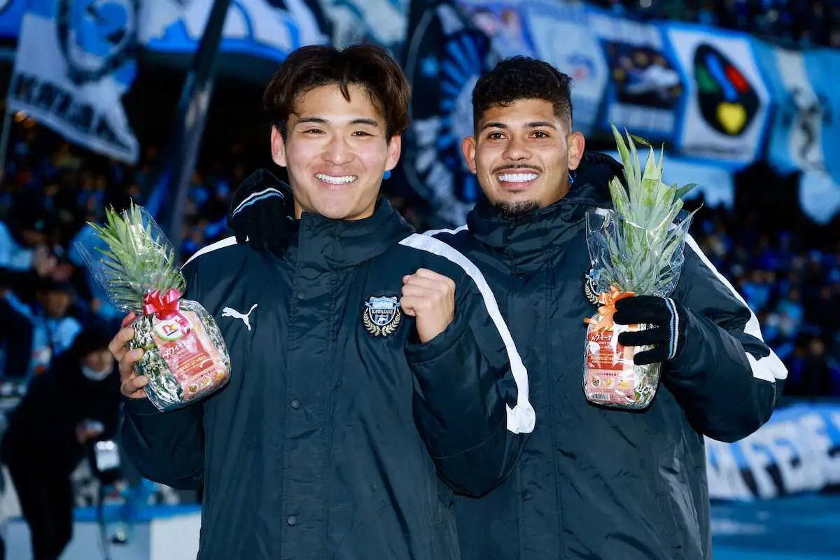 【画像・写真】＜川崎F・柏＞柏に勝利し、笑顔を見せる決勝ゴールを決めた川崎F・松長根（左）とハットトリックのエリソン（撮影・松永　柊斗）