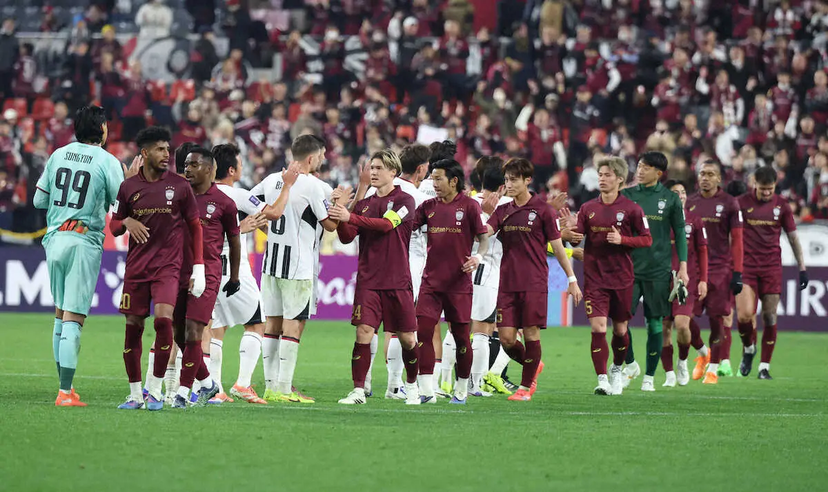【画像・写真】＜神戸・FCソウル＞勝利した神戸イレブン（手前の列）（撮影・後藤　正志）
