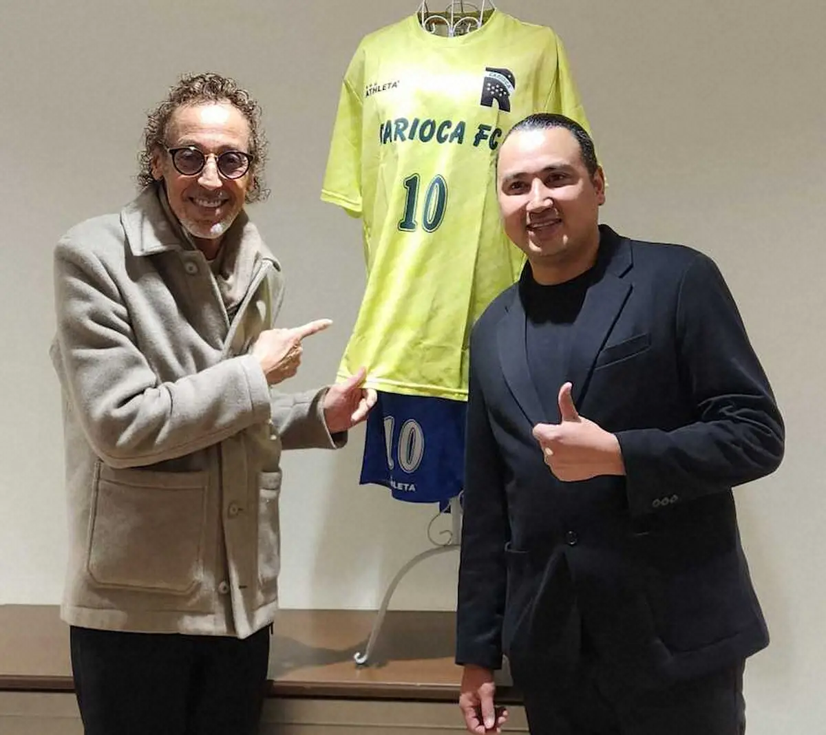 CARIOCA FCのエグゼクティブディレクターを務めるラモス瑠偉氏（左）と