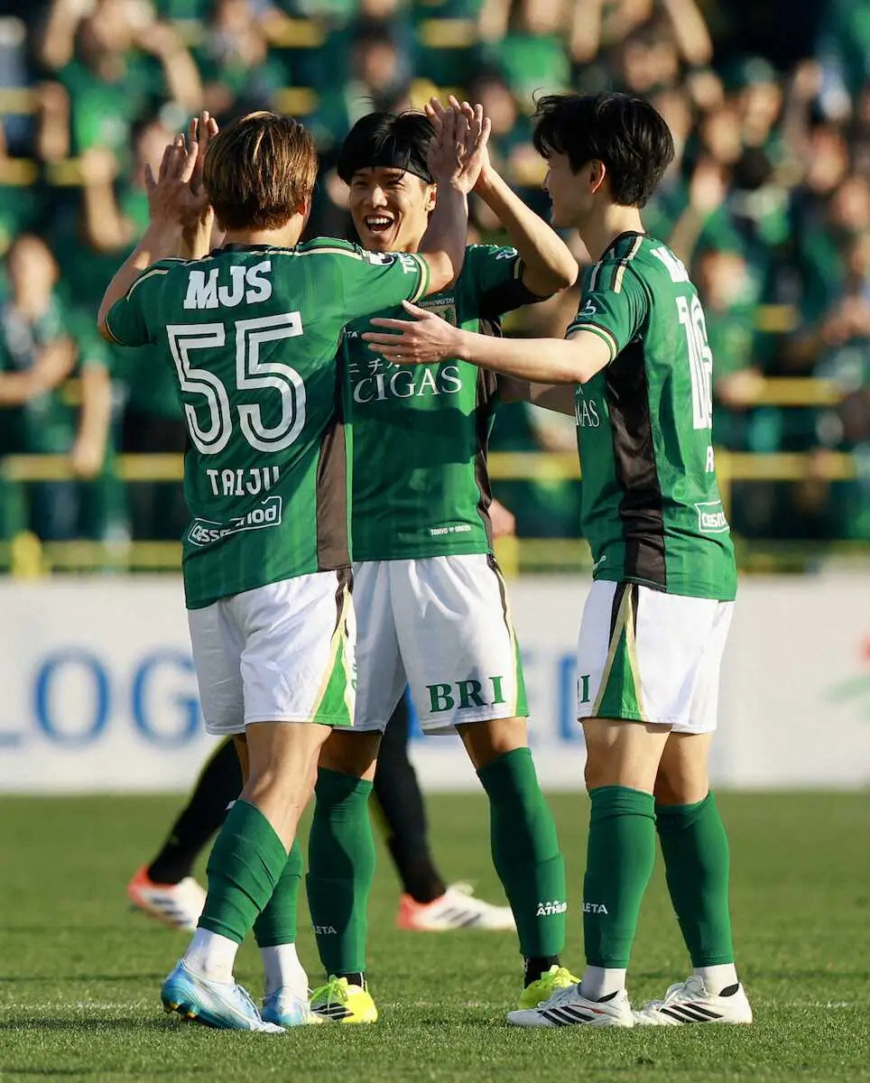 【画像・写真】＜柏・東京V＞試合終了のホイッスルが鳴り、勝利を喜ぶ東京V・福田（中央）（撮影・松永　柊斗）