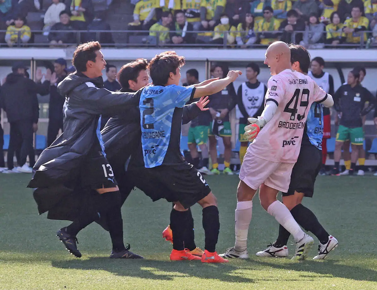 【画像・写真】＜千葉・川崎F＞PK戦に勝利し喜ぶブローダーセン（右手前）ら川崎Fイレブン（撮影・西海健太郎）