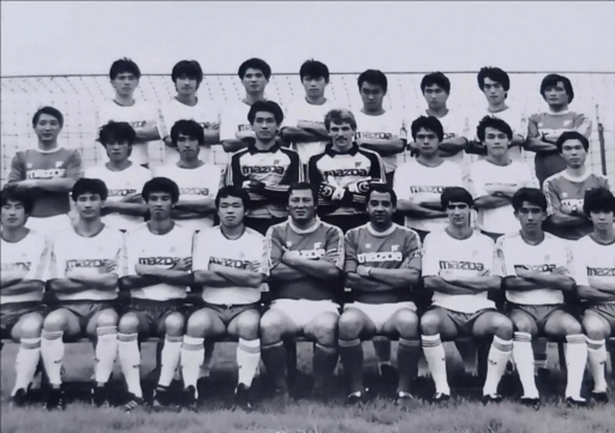 【画像・写真】86年シーズン前の集合写真(前列中央右がオフト、同左が筆者)