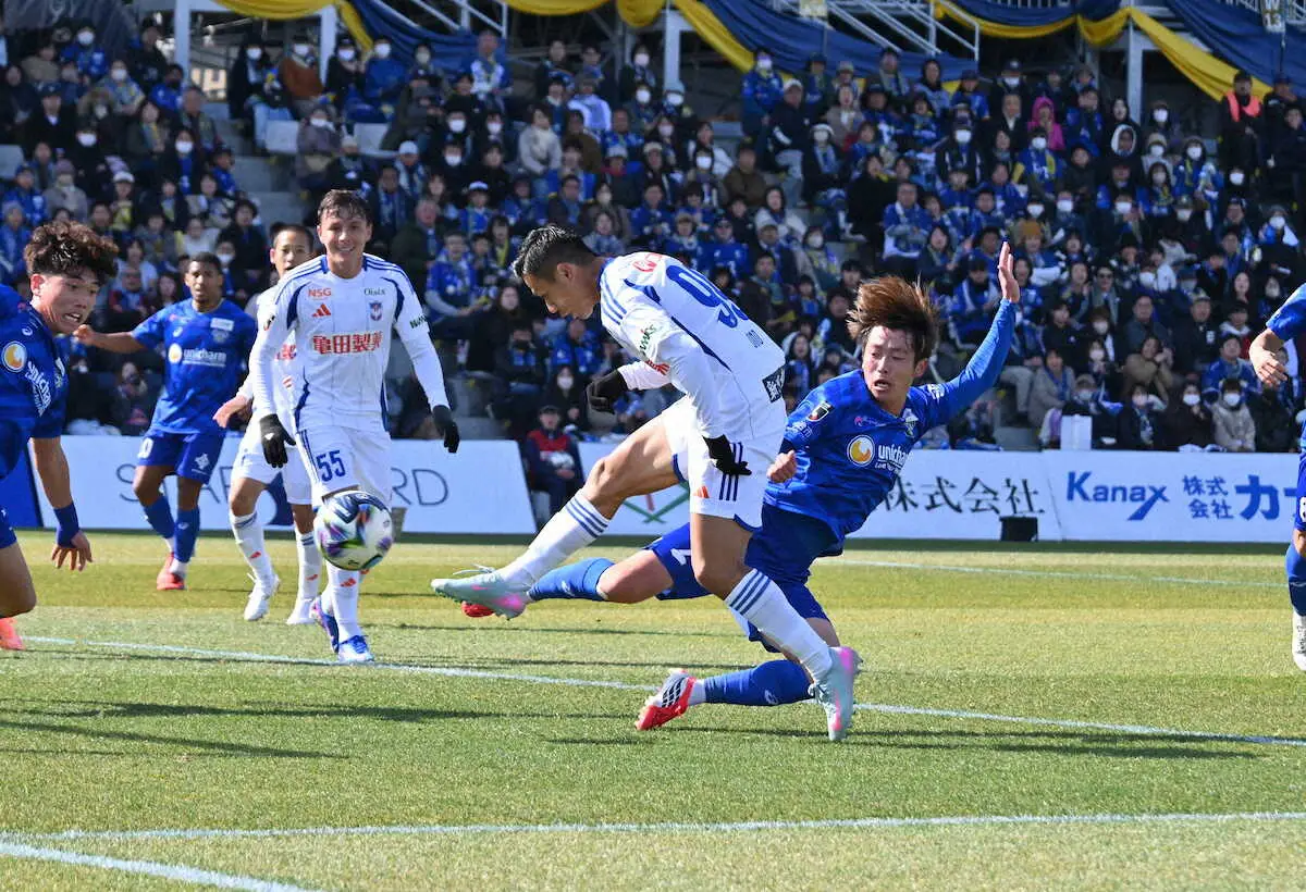【画像・写真】前半、先制点を決める新潟・小野(右から2人目)