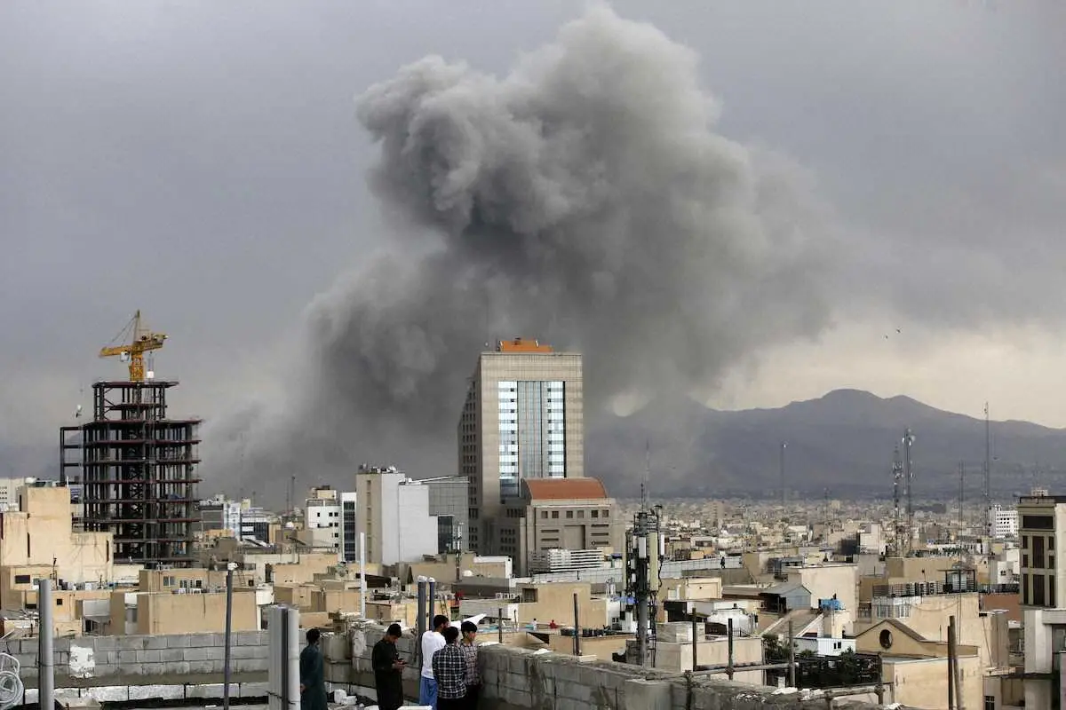 【画像・写真】イランの首都テヘランで立ち上る煙