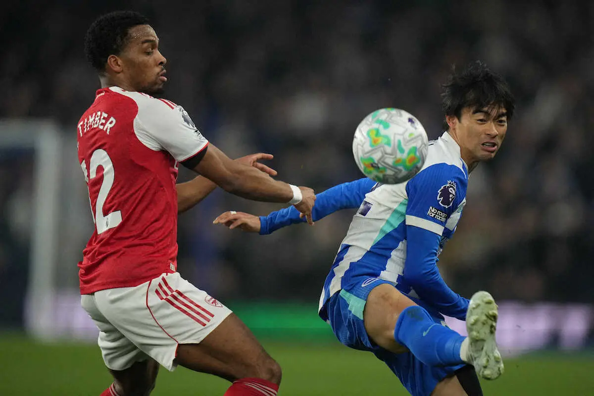 【画像・写真】左足首負傷の三笘がプロテクターと松葉づえ　「しばらくスター・ウインガー欠くことになる」との報道も