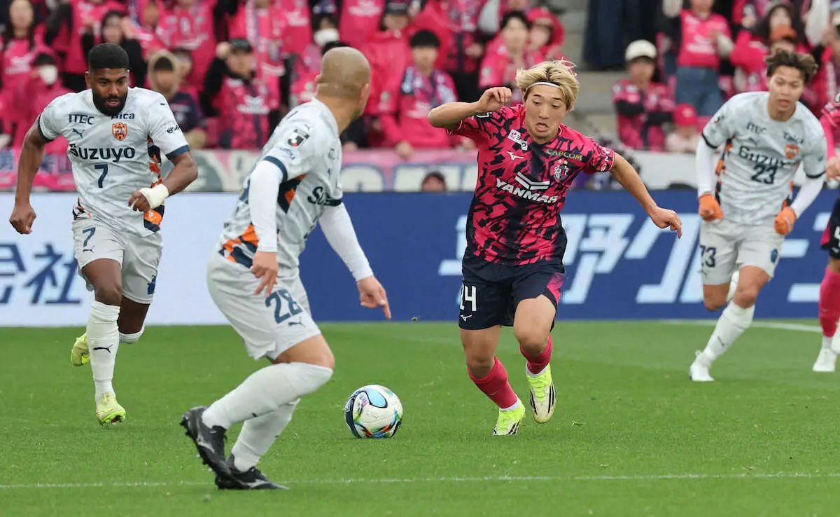 【画像・写真】＜C大阪・清水＞前半、右サイドで先発し果敢に仕掛けるC大阪・横山（中央）（撮影・長嶋　久樹）