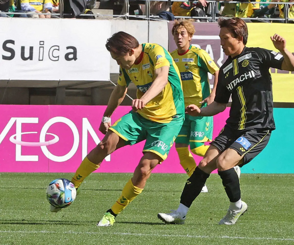 【画像・写真】＜千葉・柏＞後半、ゴールを決める千葉・津久井（左）（撮影・西海健太郎）