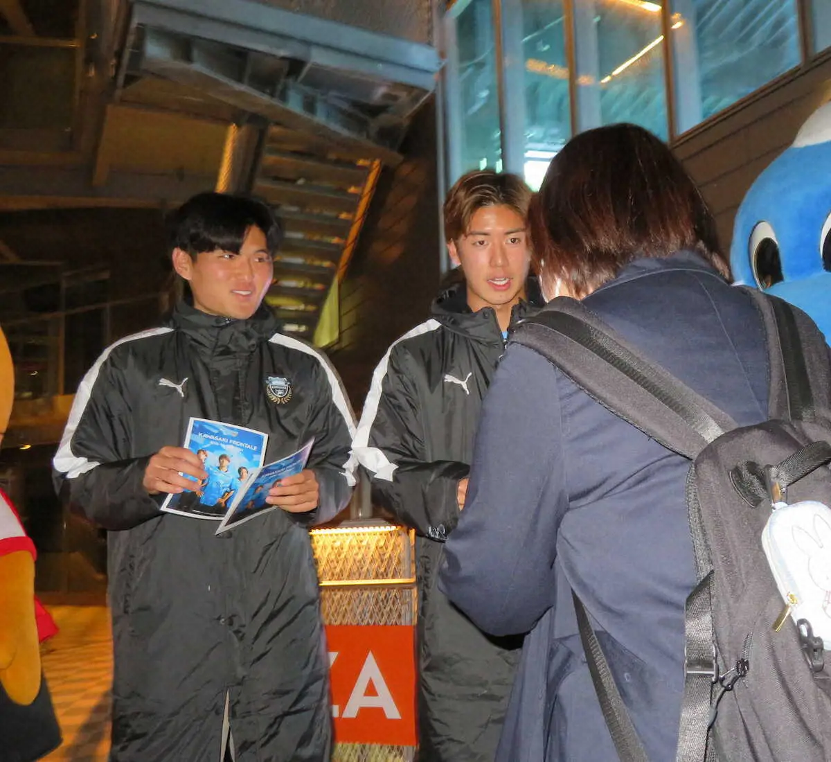 【画像・写真】川崎Fの大関と松長根が3・22MUFG国立開催をPR　試合前には流鏑馬による「始“弓”式」も