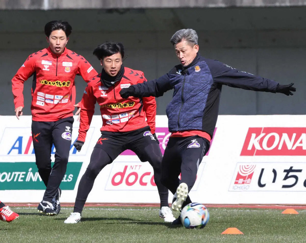 【画像・写真】J3福島カズ　59歳で初出場　4試合ぶり登場に大歓声！ホーム開幕戦でJ公式戦最年長出場記録更新　