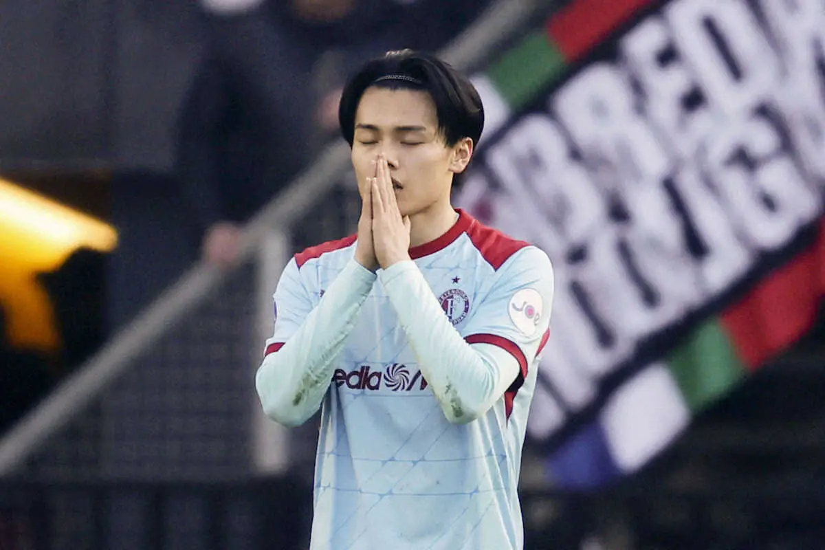 【画像・写真】NACブレダ戦の前半、先制ゴールを決め喜ぶフェイエノールトの上田