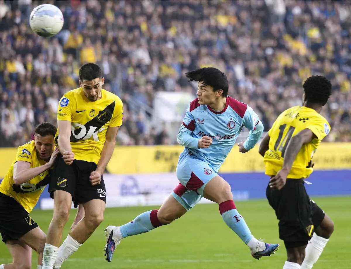 【画像・写真】NACブレダ戦の後半、同点ゴールを決めるフェイエノールトの上田（右から2人目）