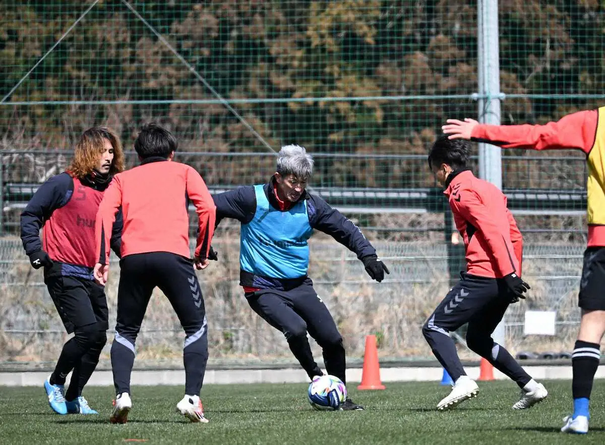 【画像・写真】軽快に動くカズ（中央）（撮影・高橋佳寿）