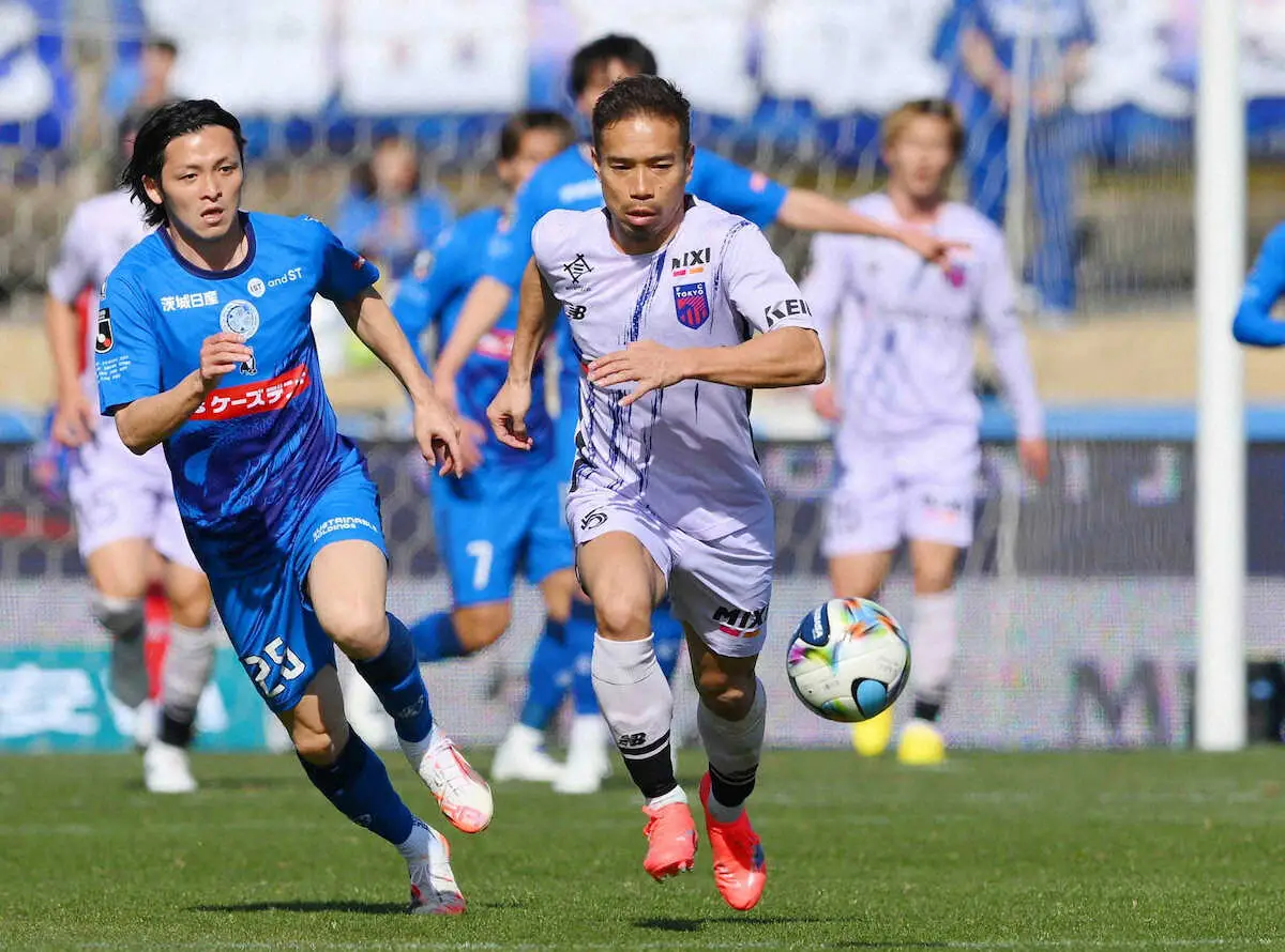 【画像・写真】＜水戸―FC東京＞前半、プレーするFC東京・長友（右）