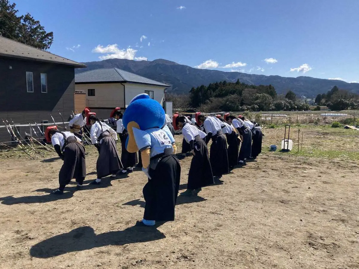 【画像・写真】川崎Fのふろん太が「始“弓”式」に登場　馬上から弓を引く射手として「精度を上げたい」と意欲