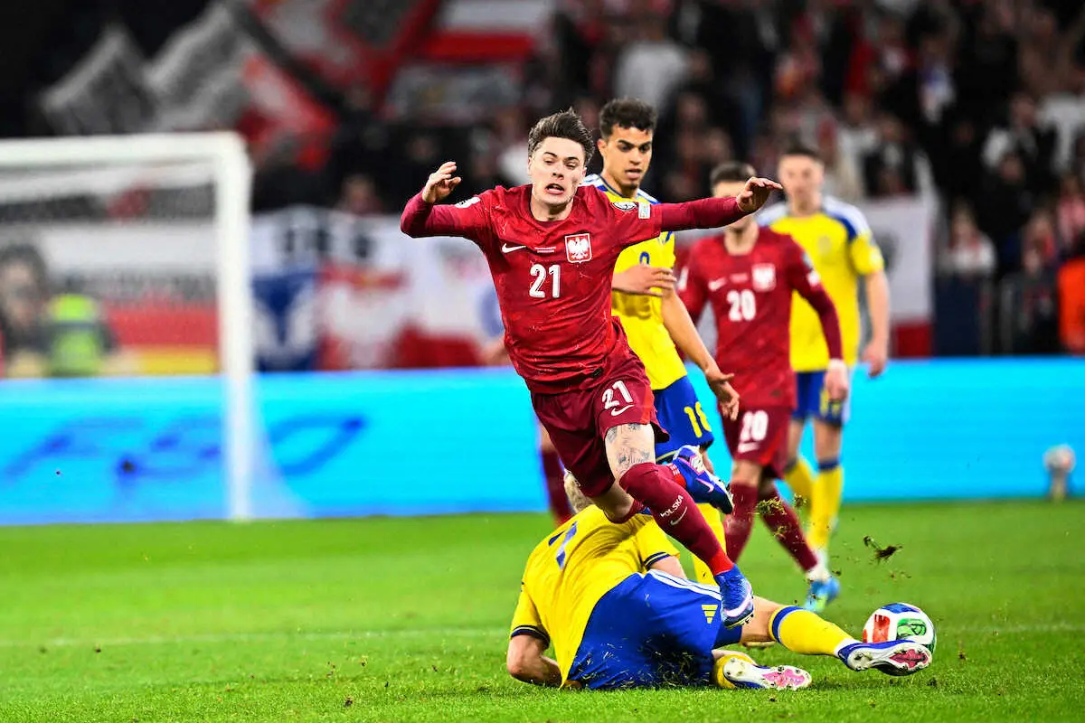 【画像・写真】＜スウェーデン・ポーランド＞激しく競り合う両チームの選手（AP）