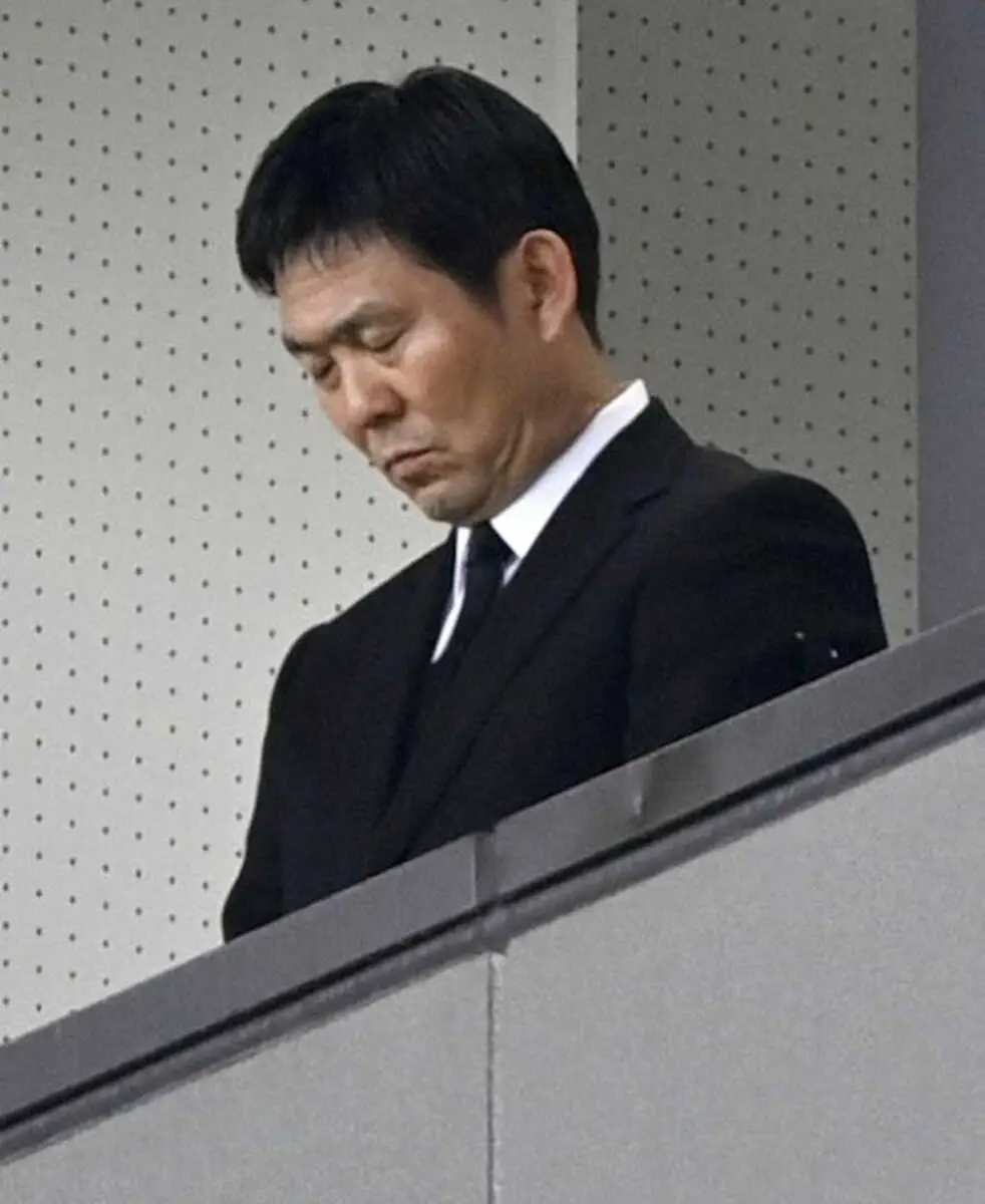 【画像・写真】広島―長崎戦前に、死去した今西和男さんを悼み黙とうする日本代表の森保監督