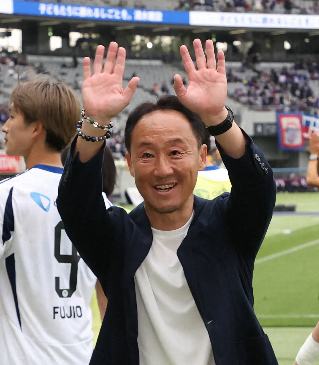 【画像・写真】サポーターの声援にこたえる町田・黒田監督