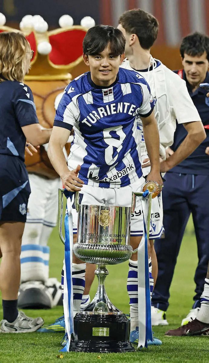 【画像・写真】スペイン国王杯で優勝し、喜ぶレアル・ソシエダードの久保