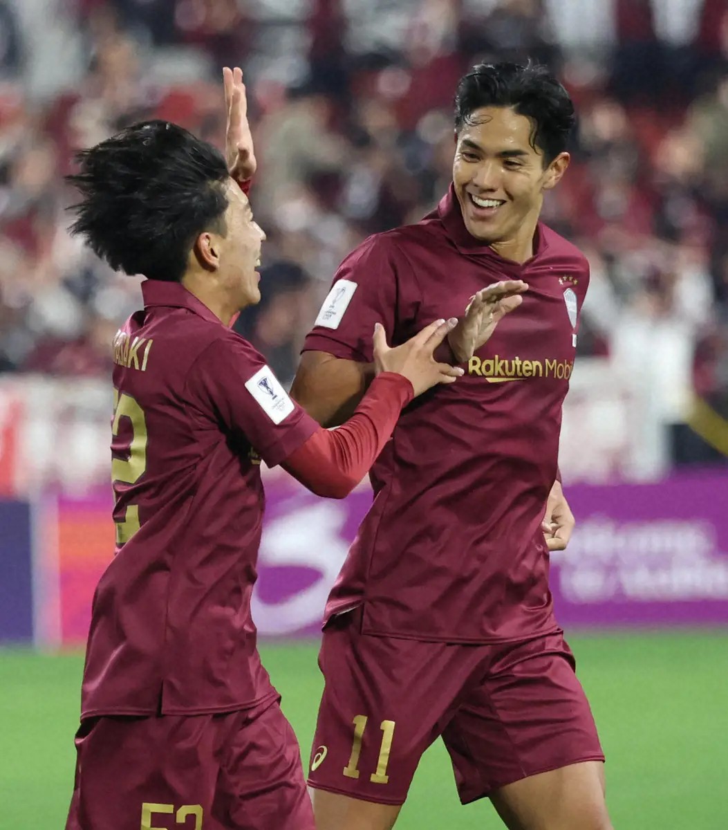 【画像・写真】ゴールを決め喜ぶ神戸FW武藤（右）