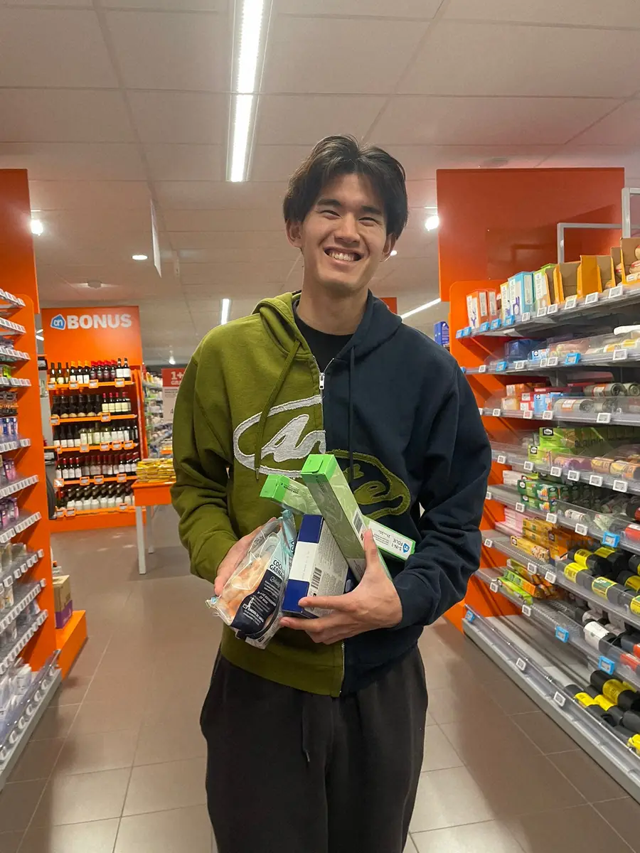 【画像・写真】スーパーマーケットで購入する商品を手に笑顔のFW後藤（撮影・滝本　雄大）