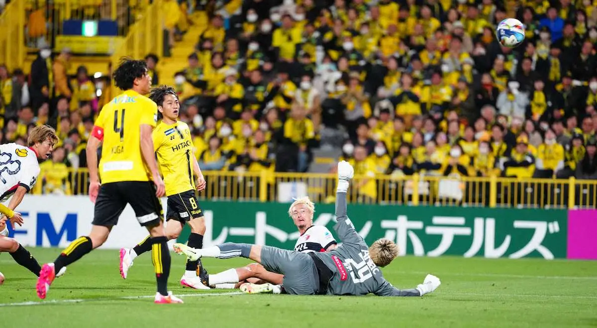 【画像・写真】＜柏・鹿島＞前半、ゴールを決めた鹿島・鈴木（中央奥）（撮影・河野　光希）