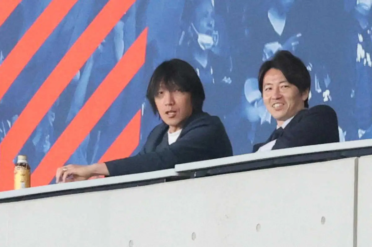 【画像・写真】＜FC東京・水戸＞試合を観戦する中村俊輔氏（左）（撮影・小海途　良幹）