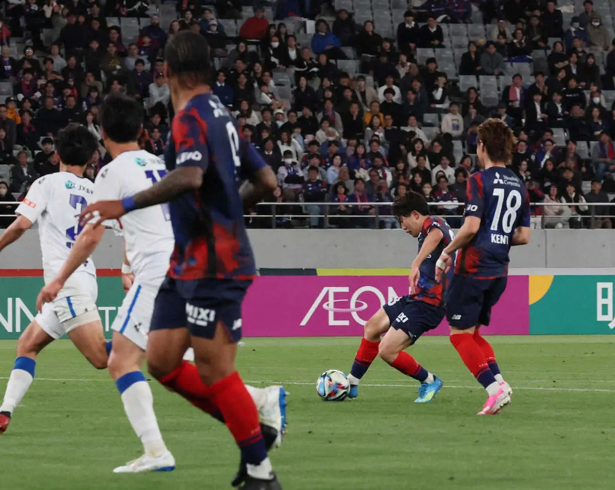 【画像・写真】＜FC東京・水戸＞後半、ゴールを決めるFC東京・佐藤龍（右から2人目）（撮影・小海途　良幹）